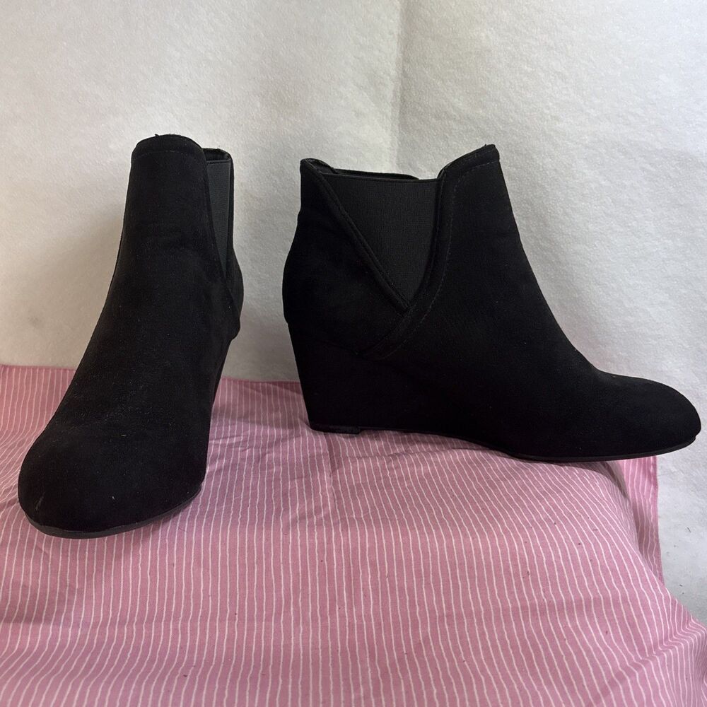 New Directions Cindy Faux Suede Wedge Booties Size 9.5M Black Ankle Boots NWOT